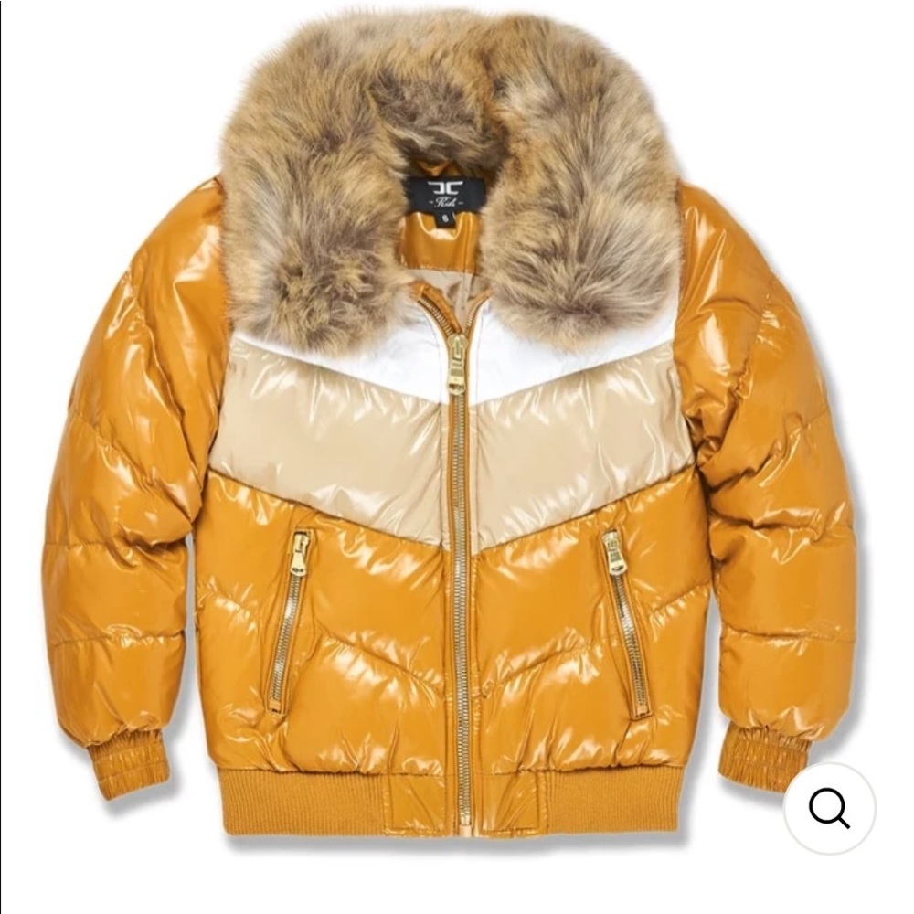 Puffer jacket with faux fur collar